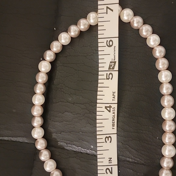 Elegant Pearl Necklace - Picture 4 of 4